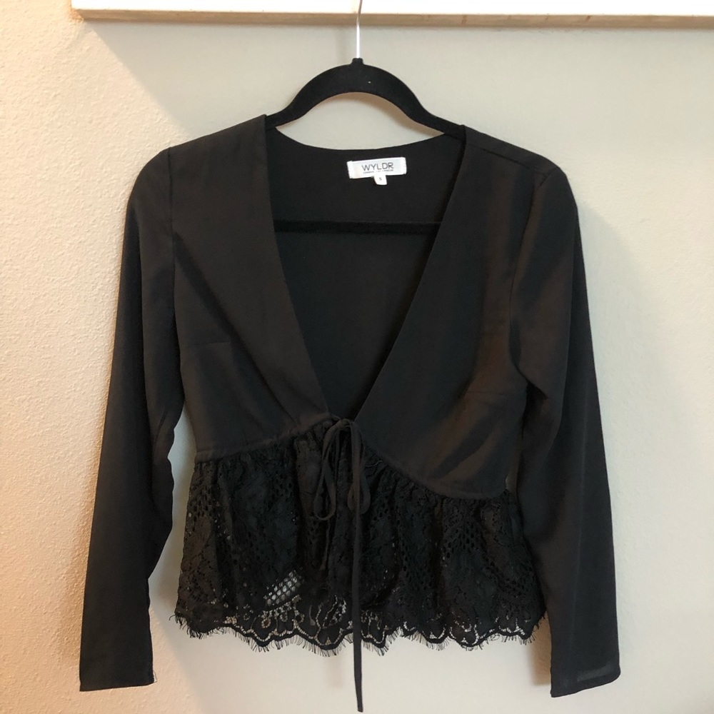 WYLDR tie front crop top